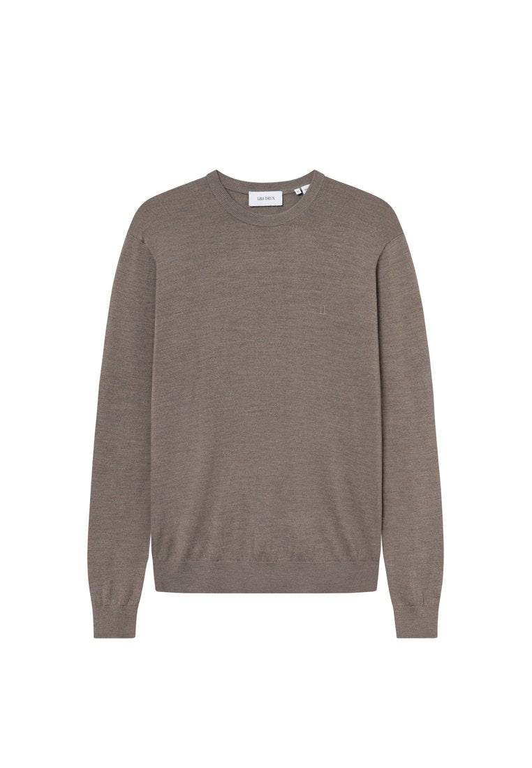 Brauner Strickpullover mit rundem Ausschnitt, langen Ärmeln und einem subtilen Muster. Verfügt über ein kleines Logo auf der Brust. Weiche Textur.