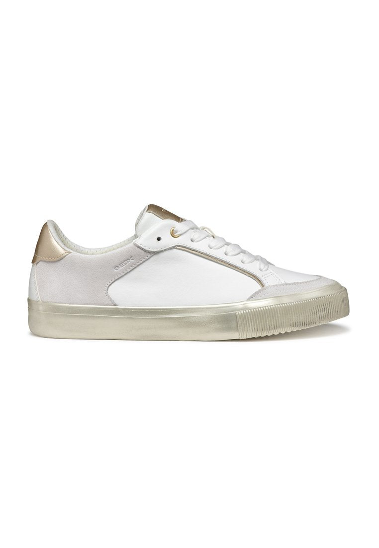 Weißer Sneaker mit glattem Lederobermaterial, grauen Wildlederakzenten und einer metallisch goldenen Ferse. Klare Gummisohle mit strukturierten Rillen.