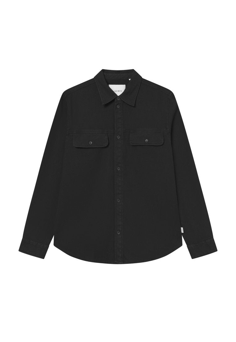 Schwarze Hemdbluse aus einem festen Stoff, mit zwei Brusttaschen, einem Kragen und langen Ärmeln mit Knopfmanschetten.