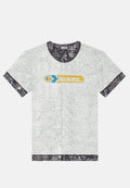 Graues T-Shirt mit kurzen Ärmeln und strukturiertem Muster, schwarze Akzente an Kragen und Ärmeln, mit einem gelben und blauen Diesel-Logo.