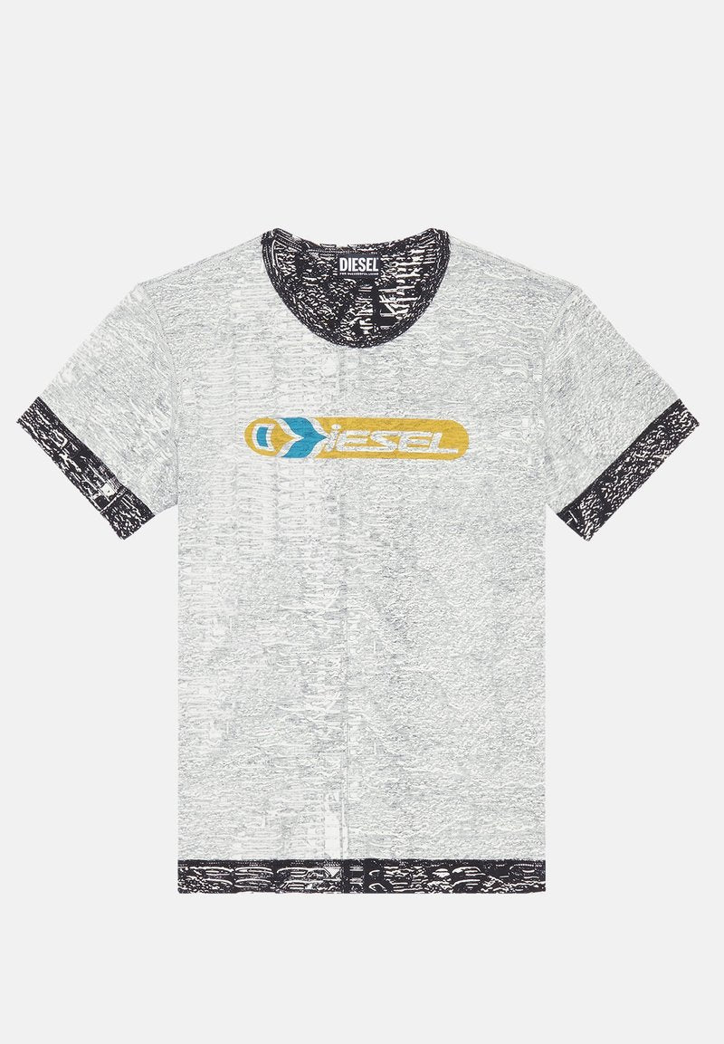 Graues T-Shirt mit kurzen Ärmeln und strukturiertem Muster, schwarze Akzente an Kragen und Ärmeln, mit einem gelben und blauen Diesel-Logo.