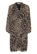 Leopardenmuster Kleid in Beige und Schwarz, leichtes Material, V-Ausschnitt, Dreiviertelärmel, mit Faltendetail vom Taillenbereich bis zum Saum.