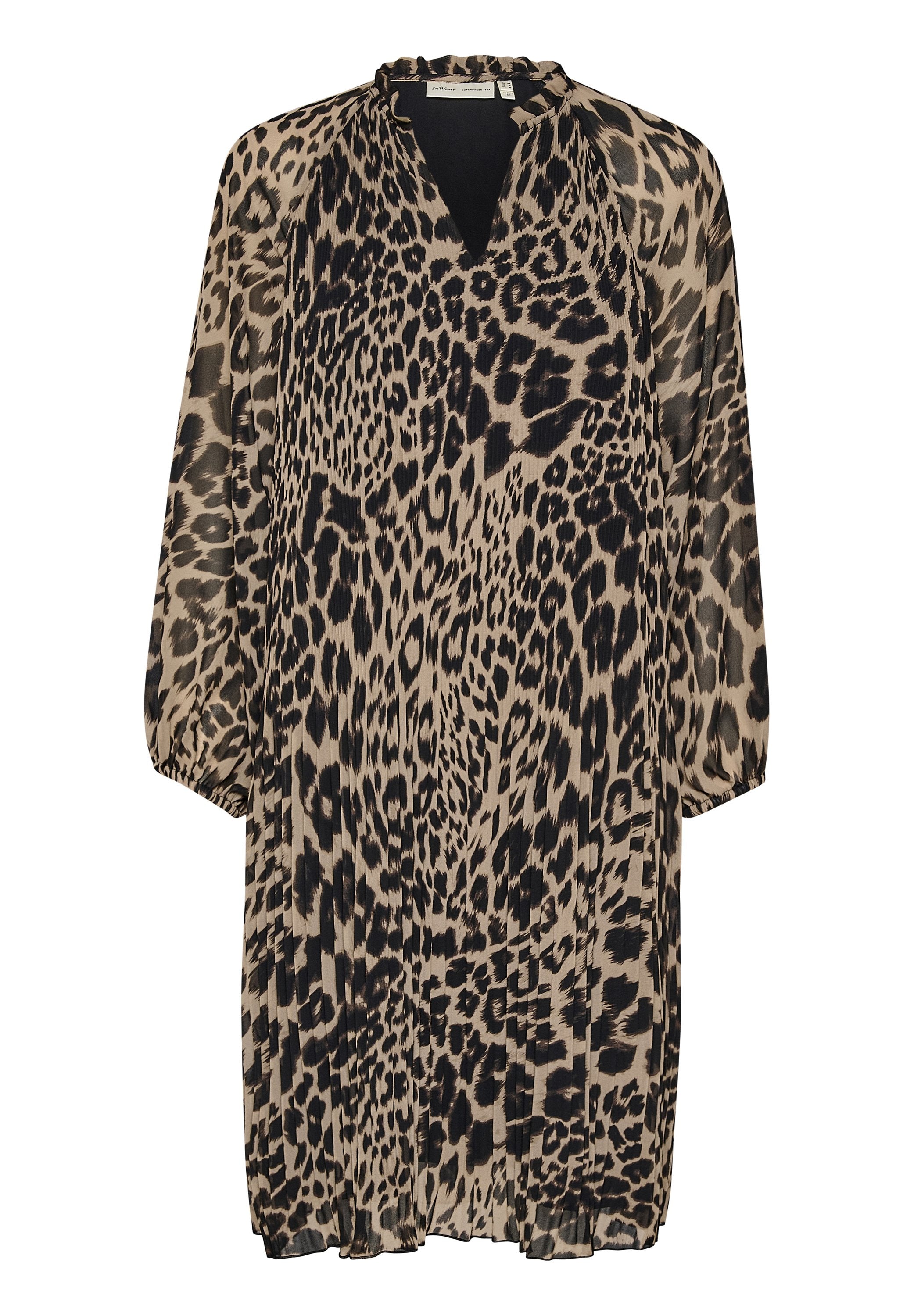 Leopardenmuster Kleid in Beige und Schwarz, leichtes Material, V-Ausschnitt, Dreiviertelärmel, mit Faltendetail vom Taillenbereich bis zum Saum.