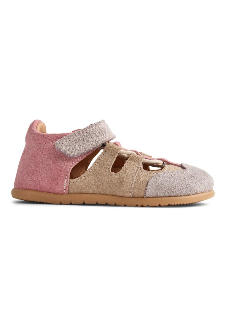 Wildlederschuhe in Pink und Beige mit Klettverschluss, Ausschnittdesign und einer flexiblen Gummisohle für Komfort und einfachen Tragekomfort.