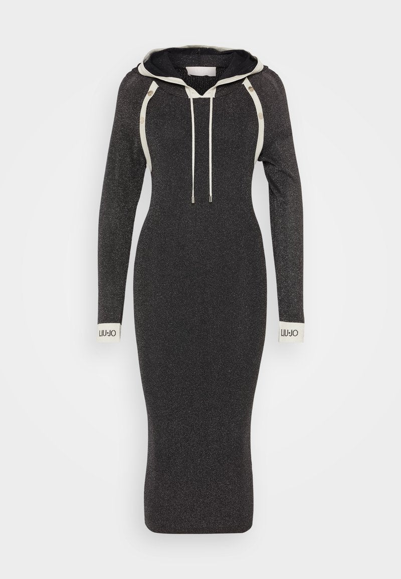 Schwarzes Strickkleid mit Kapuze, langen Ärmeln und weißen Kordeln. Verfügt über eine gerippte Textur und markierte Bündchen. Elegantes, figurnahes Design.