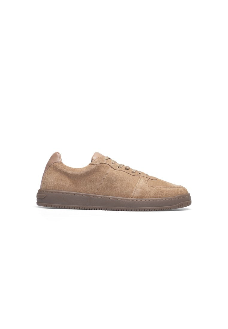 Beige Wildledersneaker mit strukturiertem Obermaterial, Schnürverschluss und brauner Gummisohle. Verfügt über eine abgerundete Zehenpartie und minimalistische Designelemente.