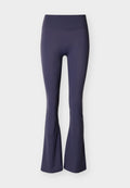 Marineblaue Leggings mit ausgestelltem Bein, gefertigt aus dehnbarem Stoff, mit hohem Bund und glatter Textur ohne sichtbare Nähte oder Muster.
