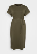 Olivgrünes, kurzärmeliges Kleid mit Rundhalsausschnitt und einem Gürtel, der in der Taille gebunden ist. Aus einem glatten, weichen Stoff gefertigt. Gerader Schnitt bis zum Saum.