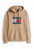 Beige Kapuzenpulli mit Fronttasche und Kordelzugkapuze, auf der Brust mit einem navyblauen, weißen und roten Tommy Jeans Logo.