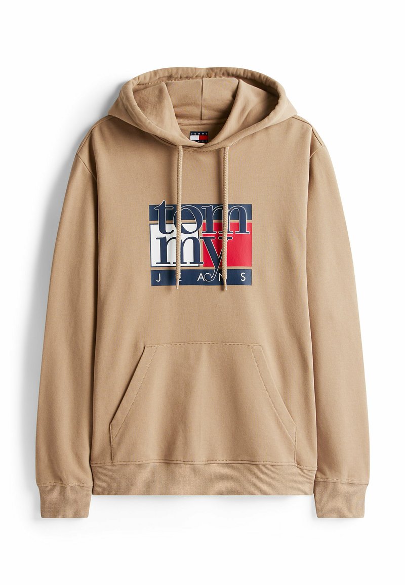 Beige Kapuzenpulli mit Fronttasche und Kordelzugkapuze, auf der Brust mit einem navyblauen, weißen und roten Tommy Jeans Logo.