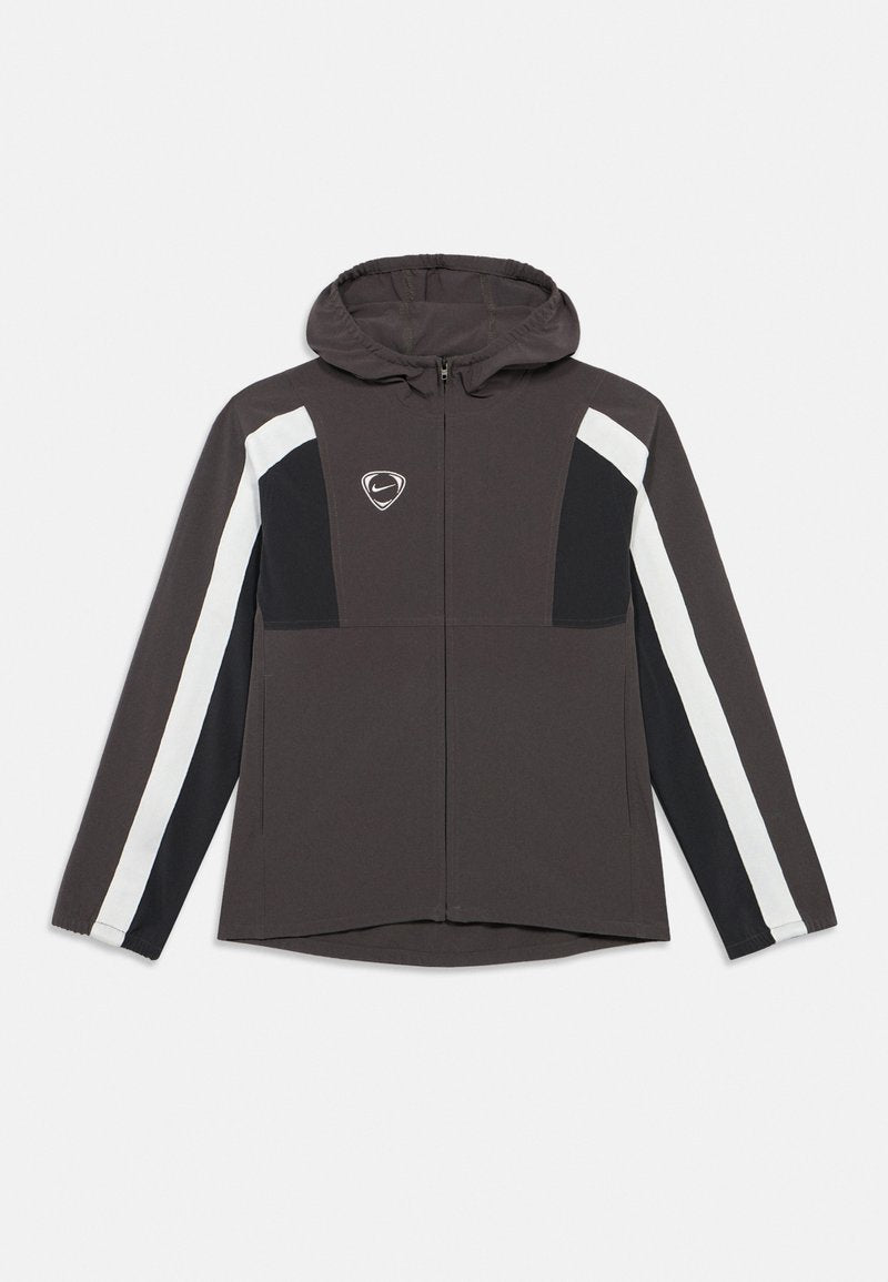 Schwarze Kapuzenjacke mit Reißverschluss, weißen und schwarzen Streifen an den Ärmeln und Logo auf der Brust, flach liegend mit ausgestreckten Ärmeln.