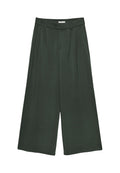 Dunkelgrüne weite Hose aus einem weich strukturierten Stoff, mit einer gefalteten Vorderseite, Gürtelschlaufen und einem glatten Bund.