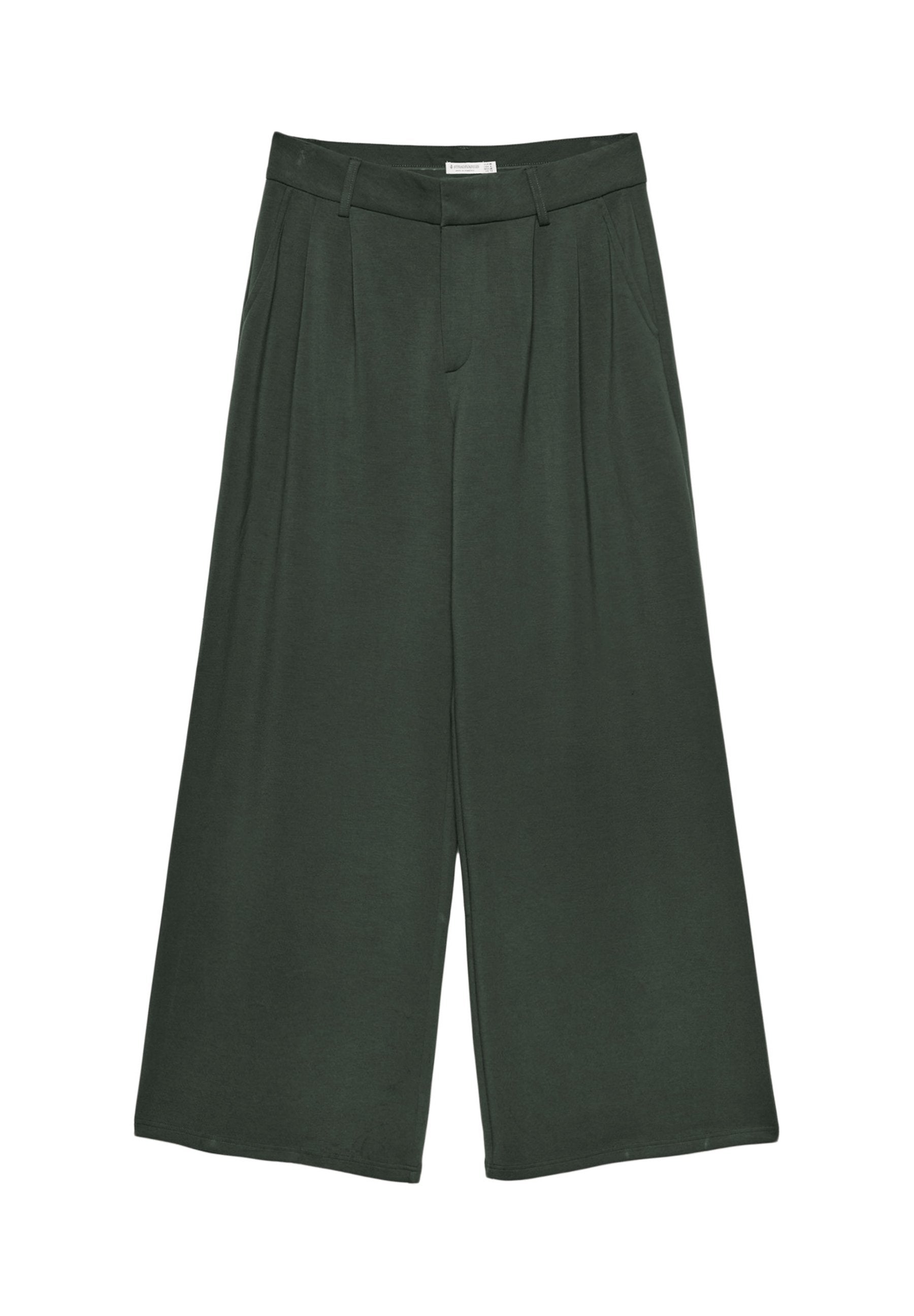 Dunkelgrüne weite Hose aus einem weich strukturierten Stoff, mit einer gefalteten Vorderseite, Gürtelschlaufen und einem glatten Bund.