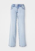 Helle blaue Denim-Jeans mit lockerer Passform, geraden Beinen und subtiler Ausbleichung. Verfügt über fünf Taschen und Gürtelschlaufen. Ausgefranster Saum. Coaches