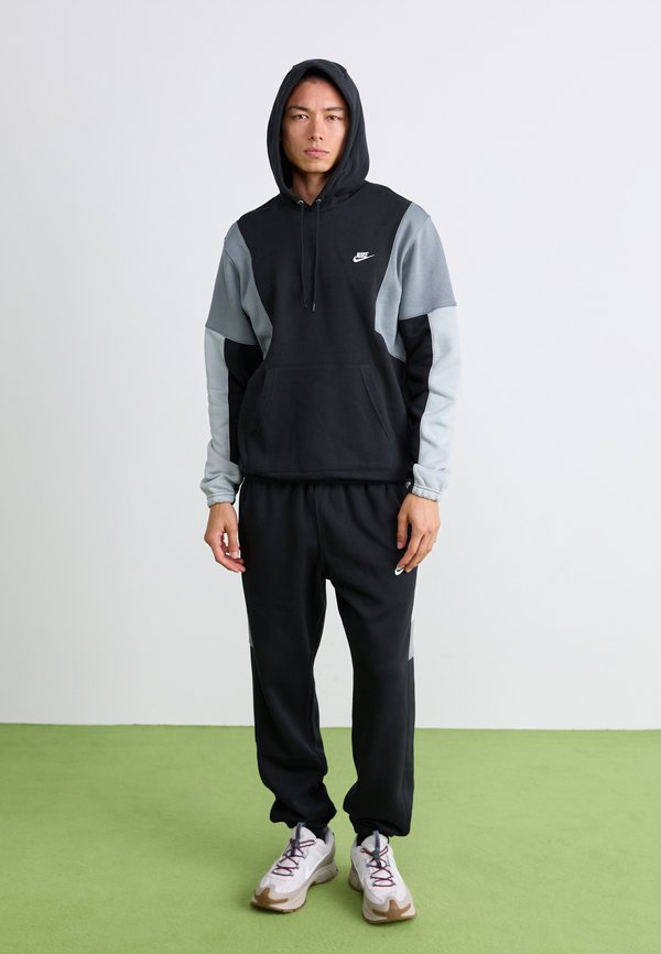 Nike Sportswear M NK CLUB FLEECE HDED TRACK GX SET - Tracksuit - black/light smoke grey/smoke grey/white