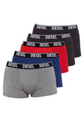 Fünf Paar Herren-Boxershorts in Grau, Schwarz, Rot, Blau und Marineblau. Jede hat einen schwarzen Bund mit dem weißen Aufdruck "DIESEL".