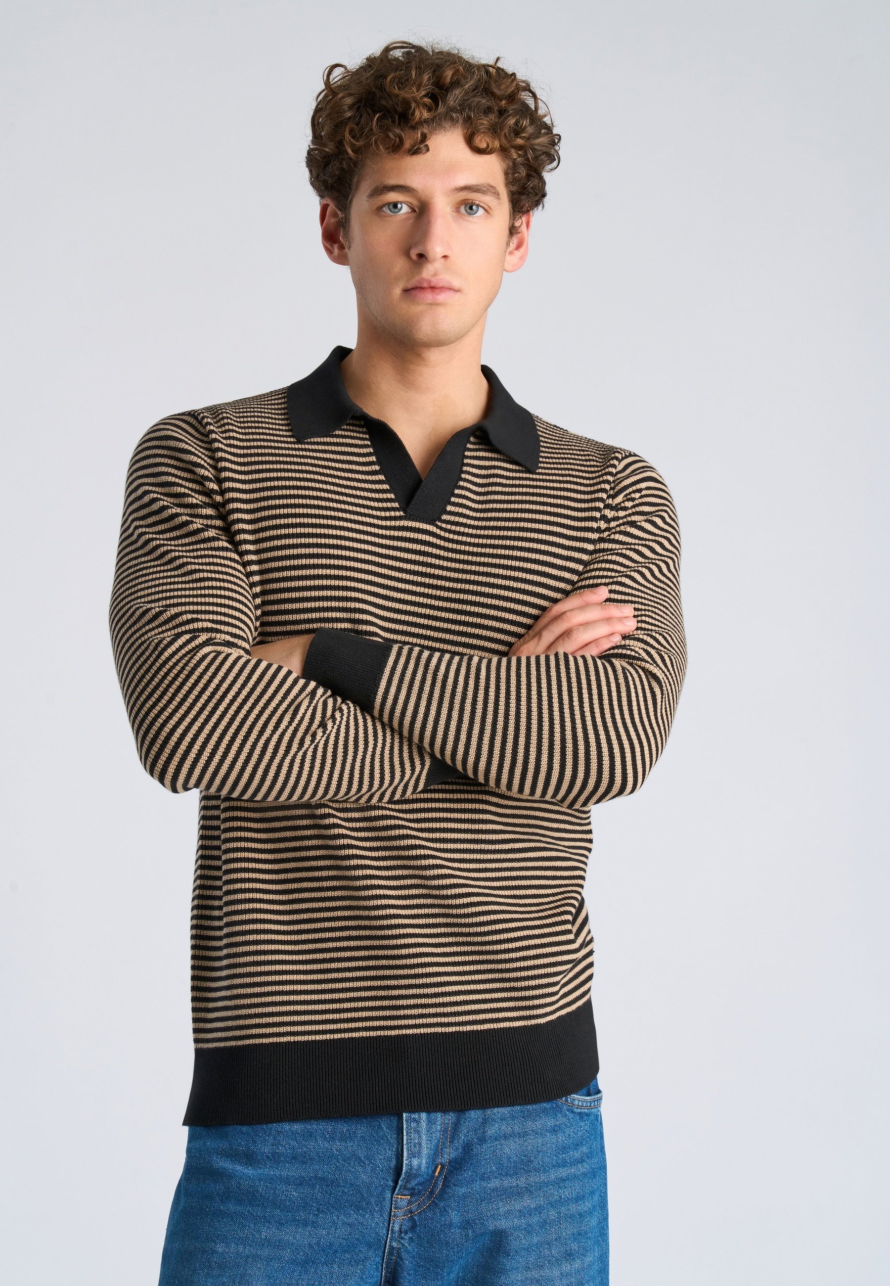 V-NECK  Media 3