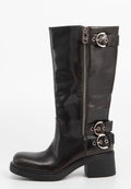 Schwarze Lederstiefel bis zur Mitte der Wade mit zwei silbernen Schnallen an der Seite, einem silbernen Reißverschluss, der vertikal verläuft, und einem klobigen Absatz.