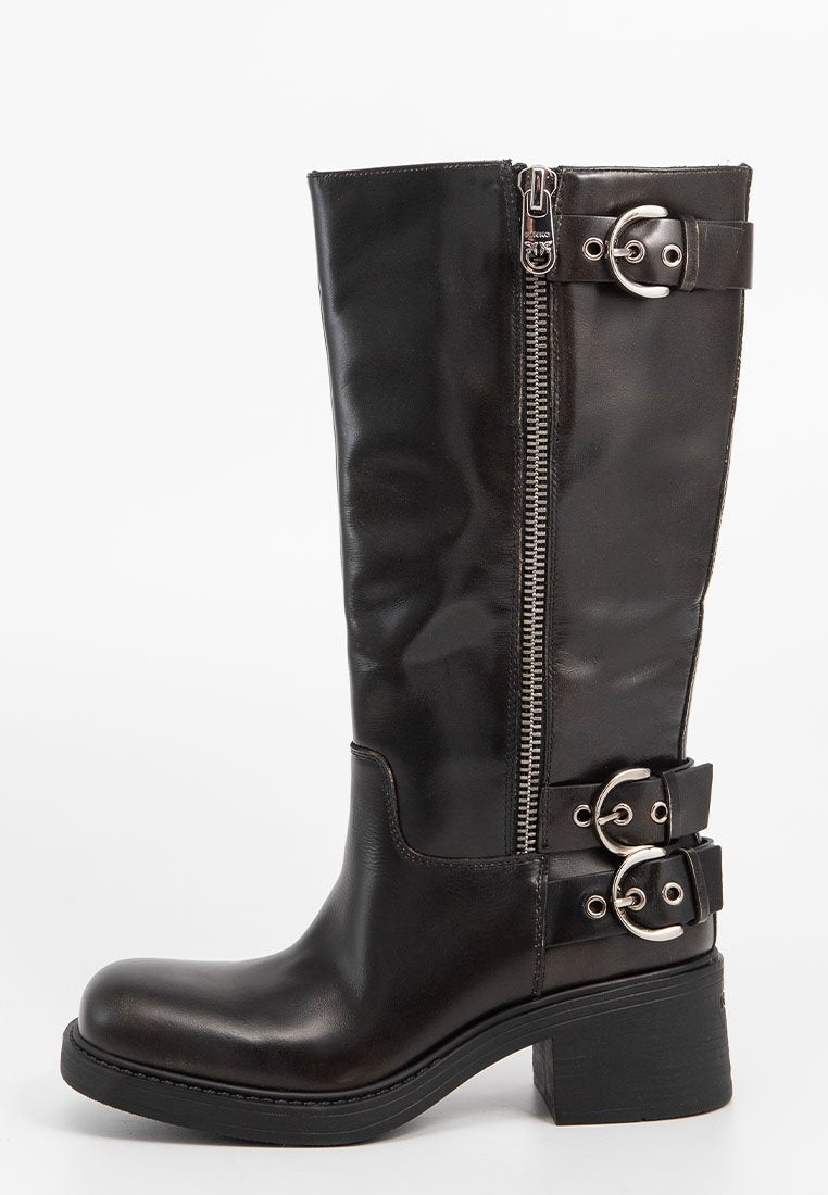 Schwarze Lederstiefel bis zur Mitte der Wade mit zwei silbernen Schnallen an der Seite, einem silbernen Reißverschluss, der vertikal verläuft, und einem klobigen Absatz.