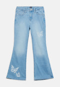 Hellblaue Schlagjeans mit Schmetterlingsmotiven auf dem rechten Oberschenkel und dem linken Unterschenkel, Vorderhosentaschen und einem Metallknopfverschluss.