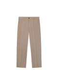 Gestreifte beige Hose mit maßgeschneidertem Schnitt, mit zwei seitlichen Taschen und einem Knopfverschluss an der Taille. Glatter Stoff mit vertikalen Linien.
