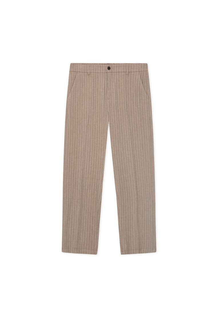 Gestreifte beige Hose mit maßgeschneidertem Schnitt, mit zwei seitlichen Taschen und einem Knopfverschluss an der Taille. Glatter Stoff mit vertikalen Linien.