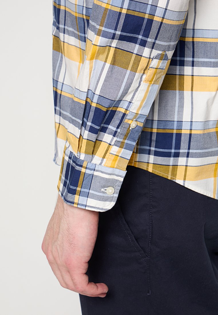 REGULAR FIT Media 6