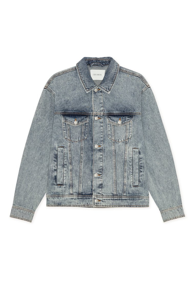 Hellblaue Jeansjacke mit klassischem Schnitt, silbernen Knopfverschlüssen, Brusttaschen, Seitentaschen und sichtbaren Nahtdetails.
