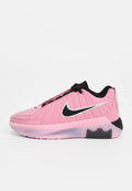 Pinkfarbener Sportschuh mit strukturiertem Obermaterial, schwarzen Akzenten und einem silbernen Nike-Swoosh. Verfügt über eine abgerundete Sohle und eine Schnürung.