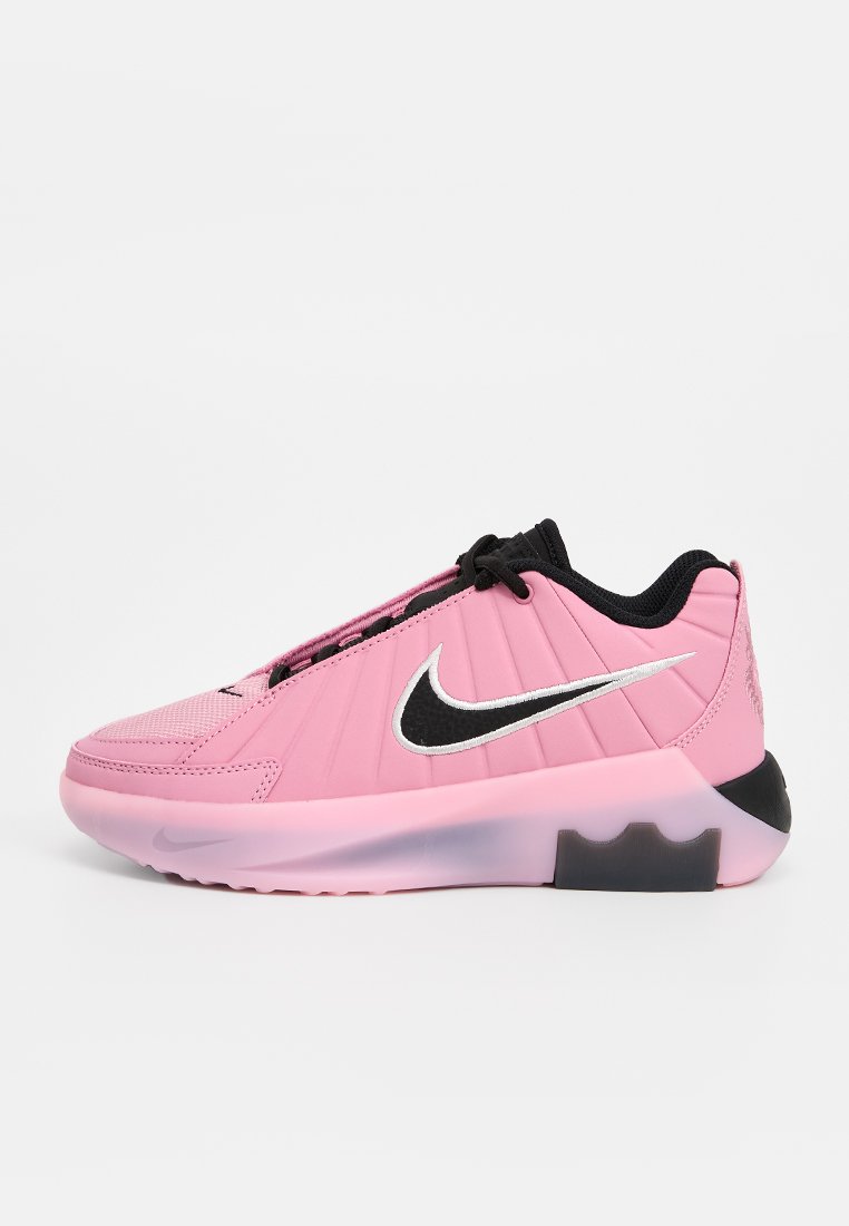 Pinkfarbener Sportschuh mit strukturiertem Obermaterial, schwarzen Akzenten und einem silbernen Nike-Swoosh. Verfügt über eine abgerundete Sohle und eine Schnürung.