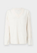Weißer V-Ausschnitt-Pullover aus weichem Strickstoff, mit langen Ärmeln und gerippten Bündchen sowie einem gerippten Saum. Minimalistisches Design ohne Muster.