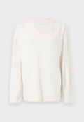 Weißer V-Ausschnitt-Pullover aus weichem Strickstoff, mit langen Ärmeln und gerippten Bündchen sowie einem gerippten Saum. Minimalistisches Design ohne Muster.