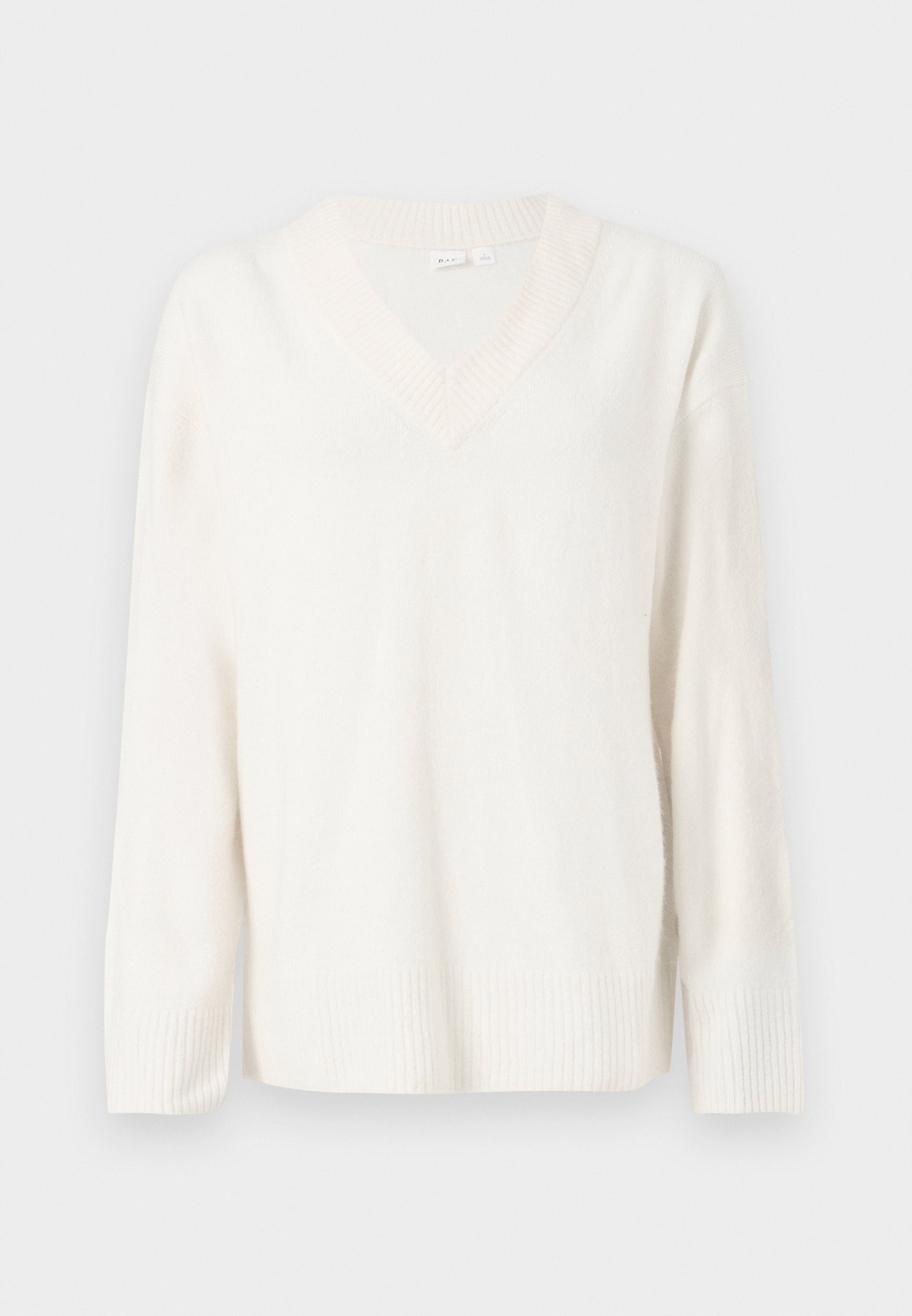 Weißer V-Ausschnitt-Pullover aus weichem Strickstoff, mit langen Ärmeln und gerippten Bündchen sowie einem gerippten Saum. Minimalistisches Design ohne Muster.