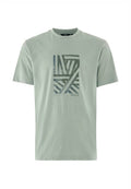Hellgrünes kurzärmeliges T-Shirt mit dunklem geometrischem abstraktem Druck und kleinem „Mexx“-Logo in der Mitte vorne.
