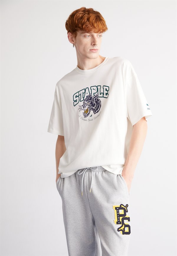 Puma STAPLE GRAPHIC TEE - Print T-shirt - warm white
