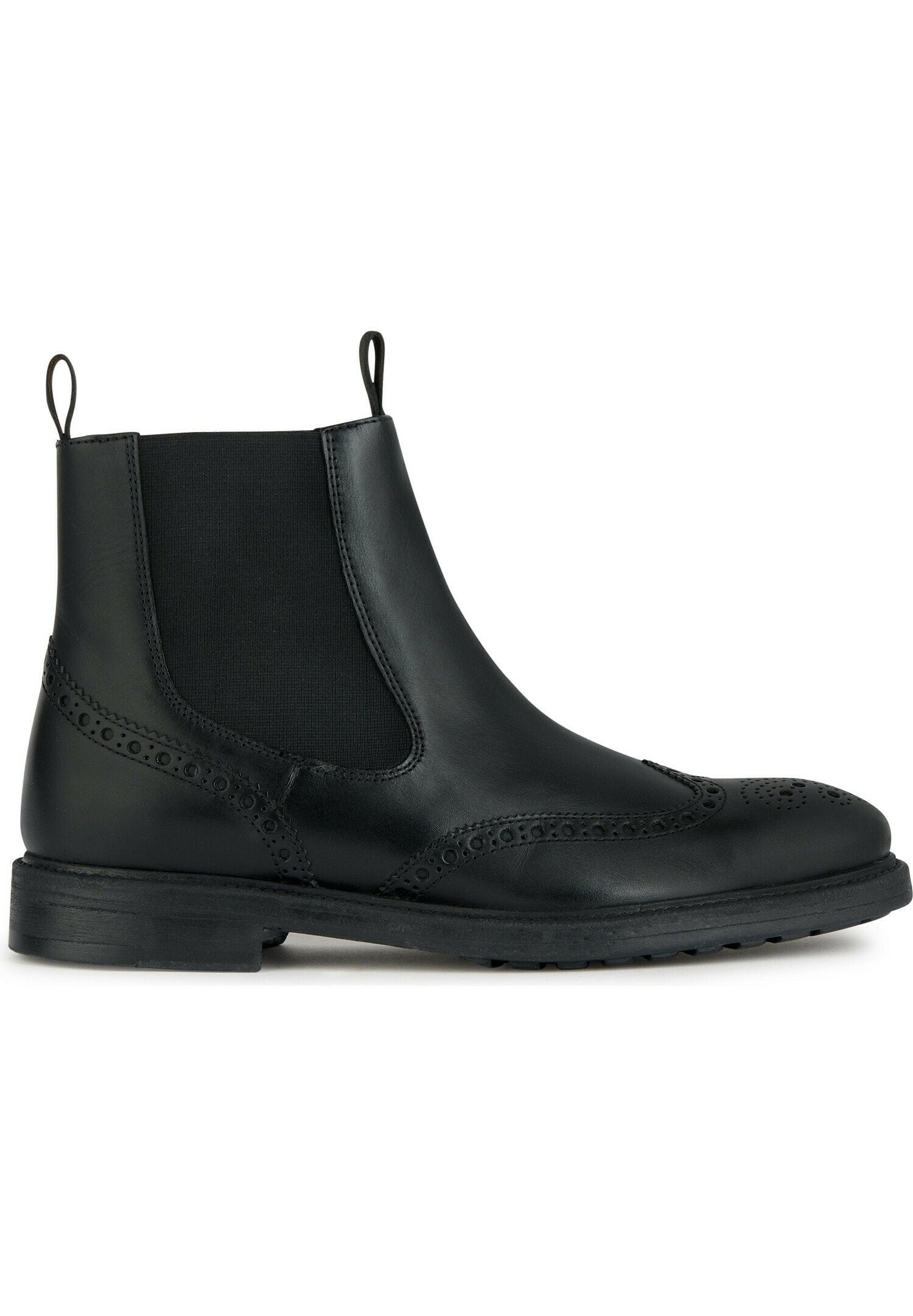 Schwarze Leder Chelsea-Boots mit elastischen Seiteneinsätzen, dekorativen Brogue-Details und Ziehhilfen für einfaches An- und Ausziehen. Solide Gummisohle.