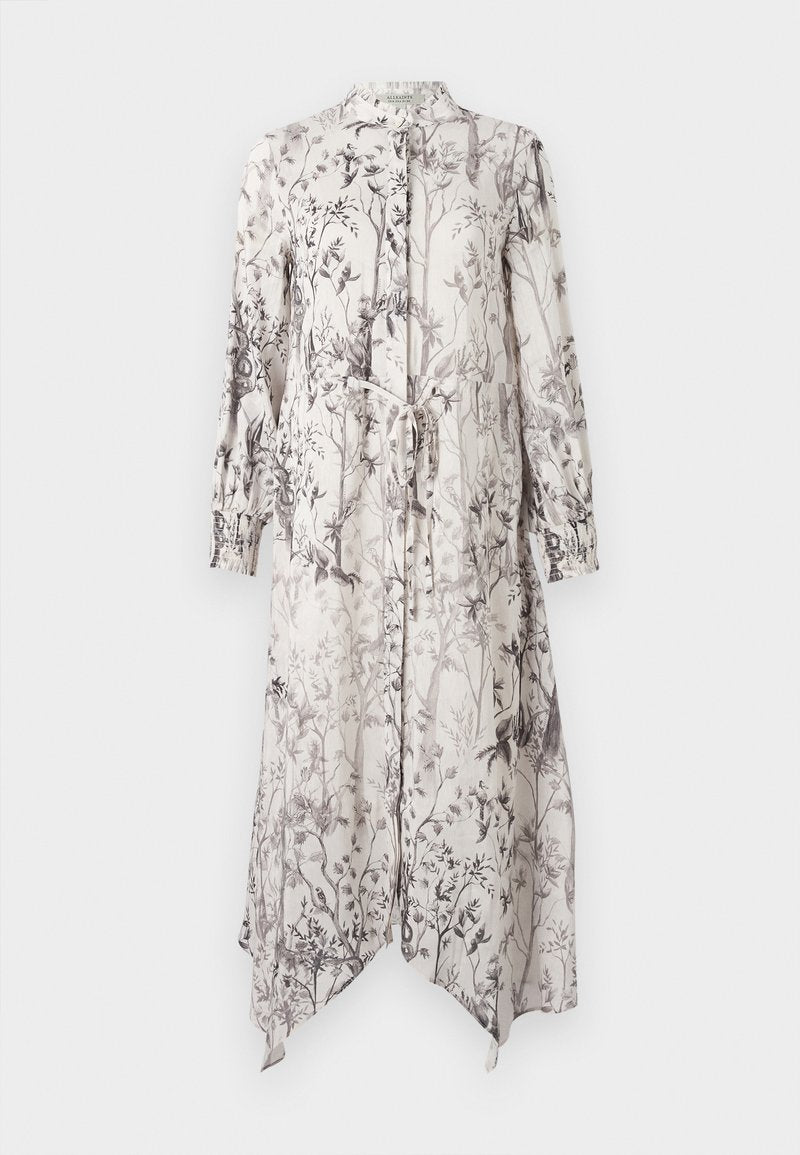 Langes, leichtes Kleid mit floralem Muster in Schwarznuancen auf hellem Hintergrund. Enthält einen Kragen und eine Taillenschnürung.