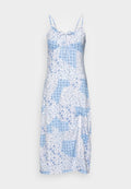 Maxikleid mit blauem Blumenmuster und Spaghettriemen, das ein Patchwork-Design, eine Bindefront und einen seitlichen Schlitz für mehr Bewegungsfreiheit bietet.