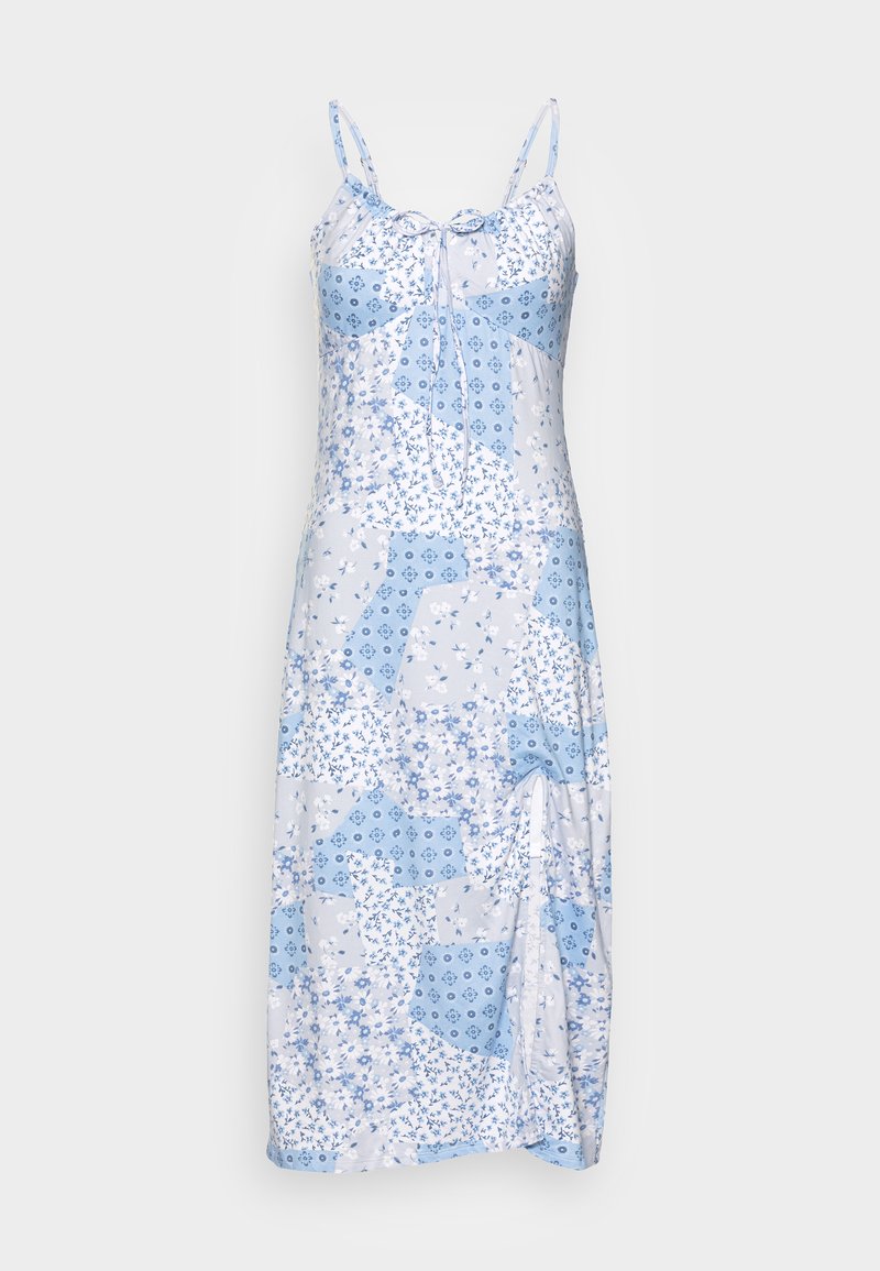 Maxikleid mit blauem Blumenmuster und Spaghettriemen, das ein Patchwork-Design, eine Bindefront und einen seitlichen Schlitz für mehr Bewegungsfreiheit bietet.