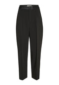 Schwarze maßgeschneiderte Hose mit einem glatten Satinbund, mit vorderen Falten, schmal zulaufenden Beinen und einem klaren Design. Keine Taschen oder Muster.