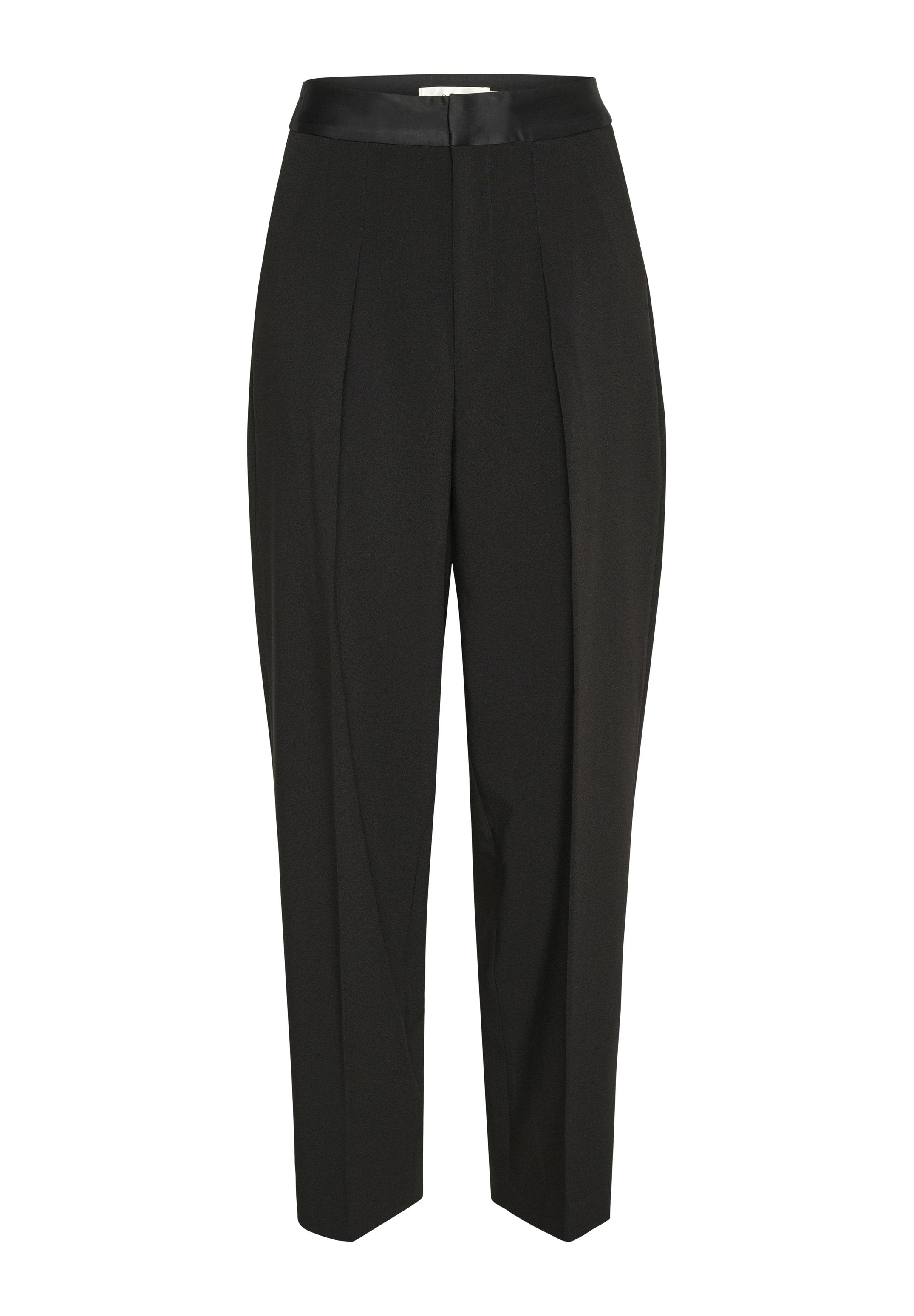 Schwarze maßgeschneiderte Hose mit einem glatten Satinbund, mit vorderen Falten, schmal zulaufenden Beinen und einem klaren Design. Keine Taschen oder Muster.