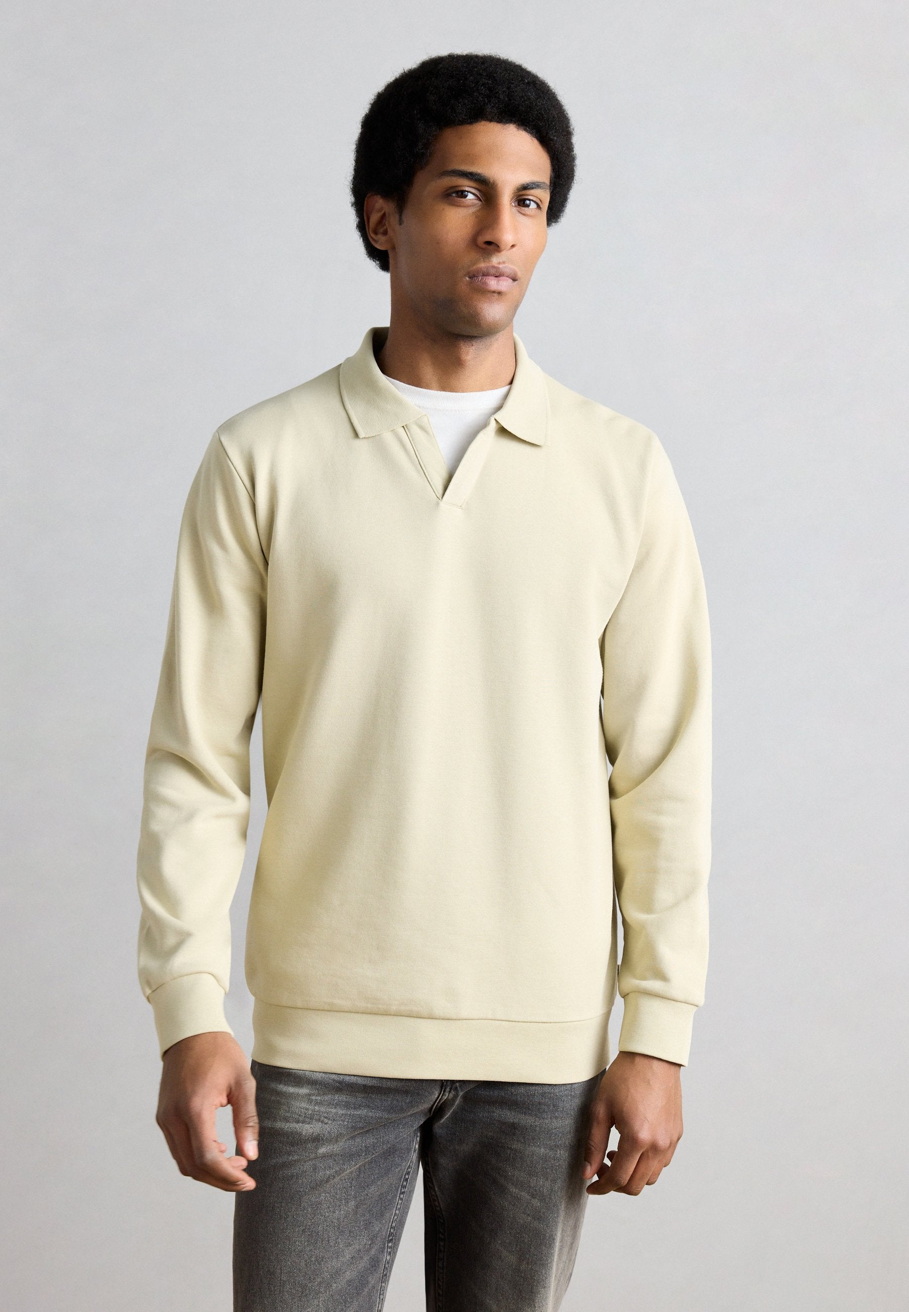 V NECK  Media 3