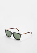 Schwarze und schildpattfarbene Sonnenbrille mit grünen Gläsern, quadratischem Rahmen und goldenen Metallelementen an den Bügeln. Strukturiertes Detail auf den Armteilen.