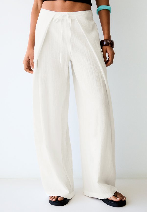 Bershka TROUSERS - Trousers - white