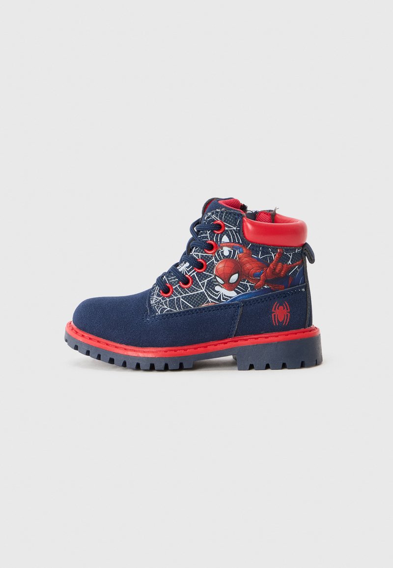 Marineblaue Stiefel mit roten Akzenten, strukturiertem Stoff, Spinnennetzmuster und Spider-Man-Grafik, mit Schnürung und strapazierfähiger Sohle.