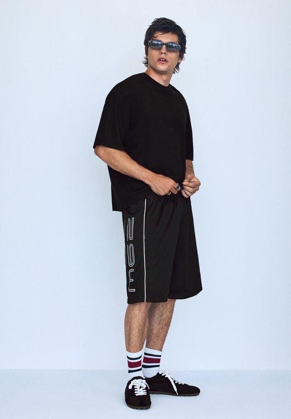 Bershka MESH PIPINGS -  BERMUDA SHORT - Tracksuit bottoms - black
