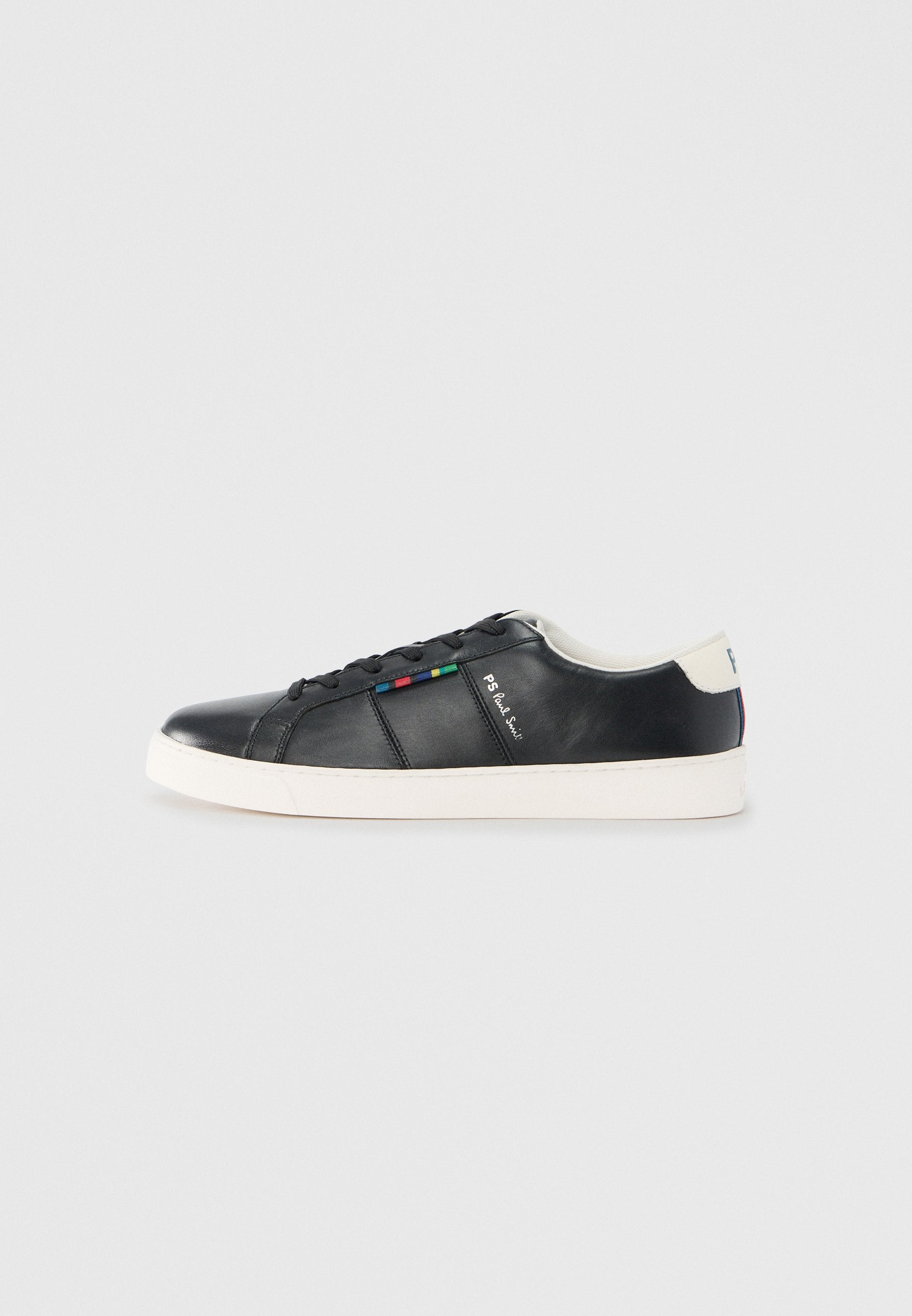 Schwarzer Ledersneaker mit weißer Gummisohle. Verfügt über Schnürverschluss, bunten Akzentstreifen und Markenlogo an der Seite.