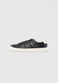 Schwarzer Ledersneaker mit weißer Gummisohle. Verfügt über Schnürverschluss, bunten Akzentstreifen und Markenlogo an der Seite.