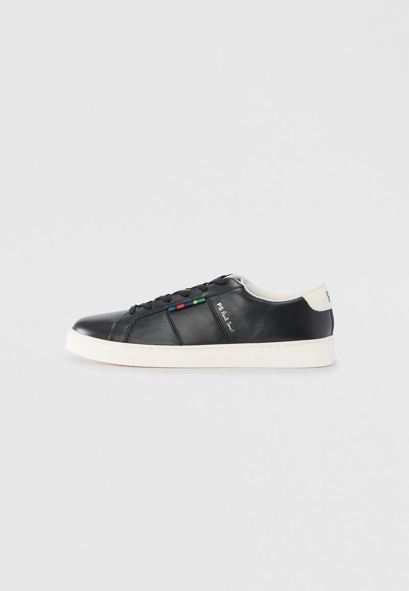 Schwarzer Ledersneaker mit weißer Gummisohle. Verfügt über Schnürverschluss, bunten Akzentstreifen und Markenlogo an der Seite.