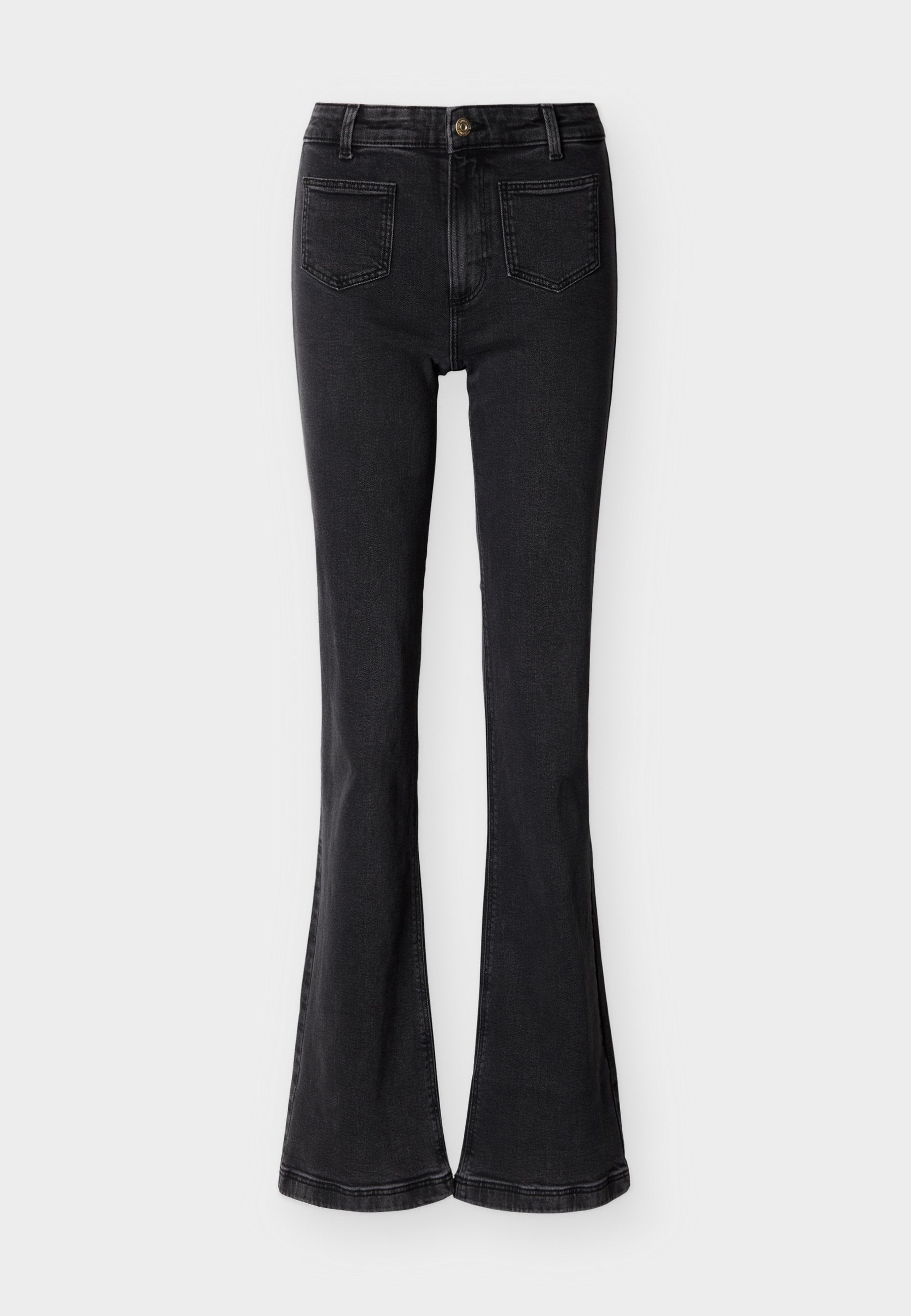 Schwarze Jeans mit hoher Taille und ausgestelltem Bein, vorne mit Taschen, Gürtelschlaufen, Knopfverschluss und sichtbaren Nähten auf einem einfarbigen hellen Hintergrund.